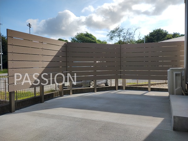 mekakushi-fence-ecomock-h1650-greige-woodstyle-example mekakushi-fence-ecomock-h1650-greige-woodstyle-example