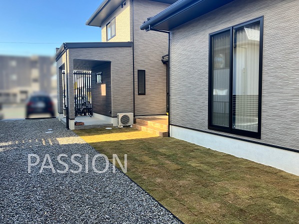 nishimuki_south_lawn_garden_edge nishimuki_south_lawn_garden_edge